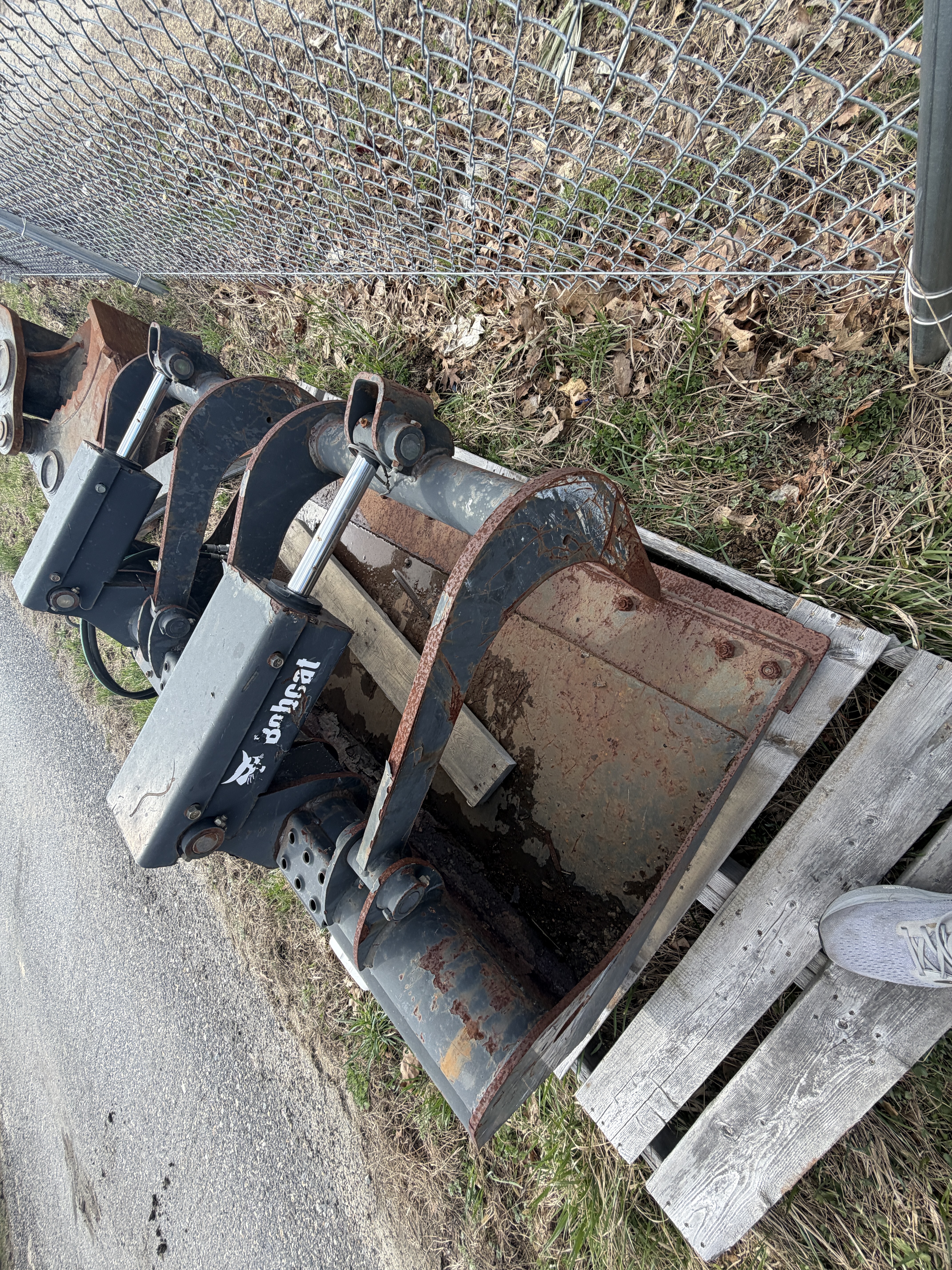 Bobcat Hydraulic Grapple Bucket — $4,000 — photo 4